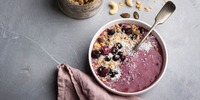 Cremige Kokos-Cashew-Bowl mit Himbeeren und Kakao