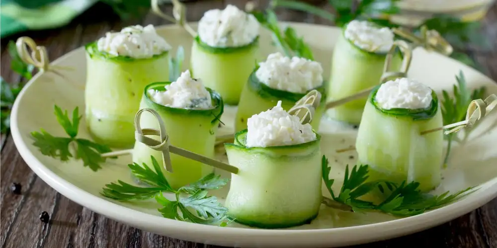 Cucumber slices with spicy ricotta cream - recipe | FoodPal