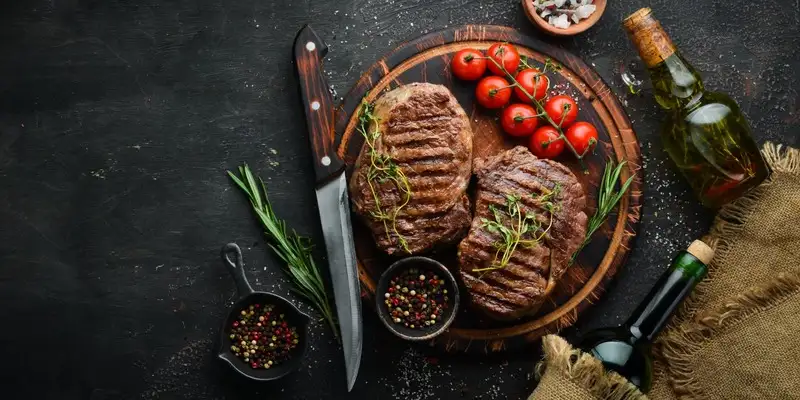 Bife de vaca sobre uma cama de cenouras