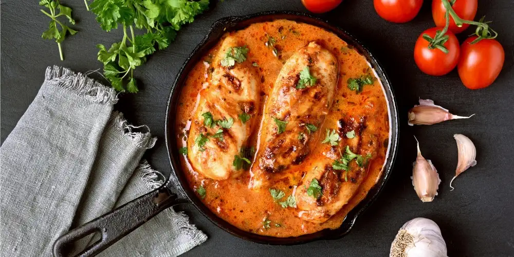 Petto di pollo in salsa di pomodoro e crema di formaggio con cavolfiore -  ricetta | FoodPal