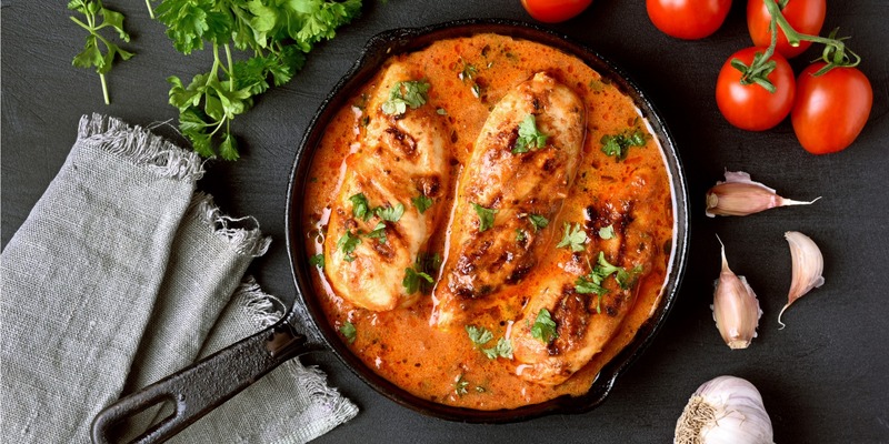 Hähnchenbrust in Tomaten-Frischkäsesoße mit Blumenkohl - Rezept | FoodPal