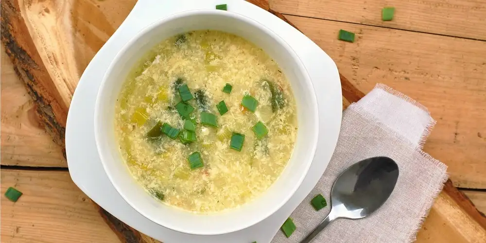 Quick egg soup with chives - recipe | FoodPal