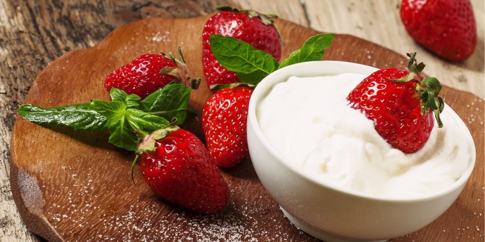 Erdbeerhälften mit geschlagener Vanille-Sahne - Rezept | FoodPal