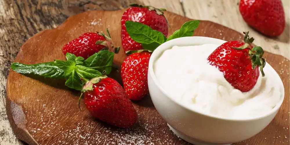Strawberry halves with whipped vanilla cream - recipe | FoodPal