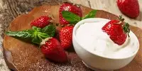 Erdbeerhälften mit geschlagener Vanille-Sahne