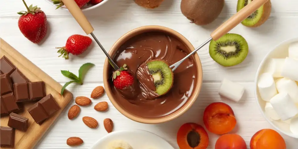 Small chocolate coconut fondue with raspberries - recipe | FoodPal