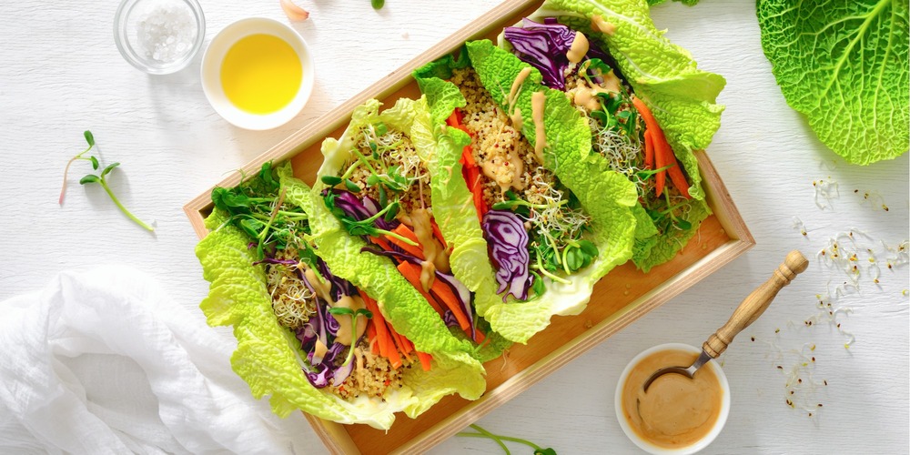 Gefüllte Salat-Wraps mit Tomate-Avocado und Speck - Rezept | FoodPal
