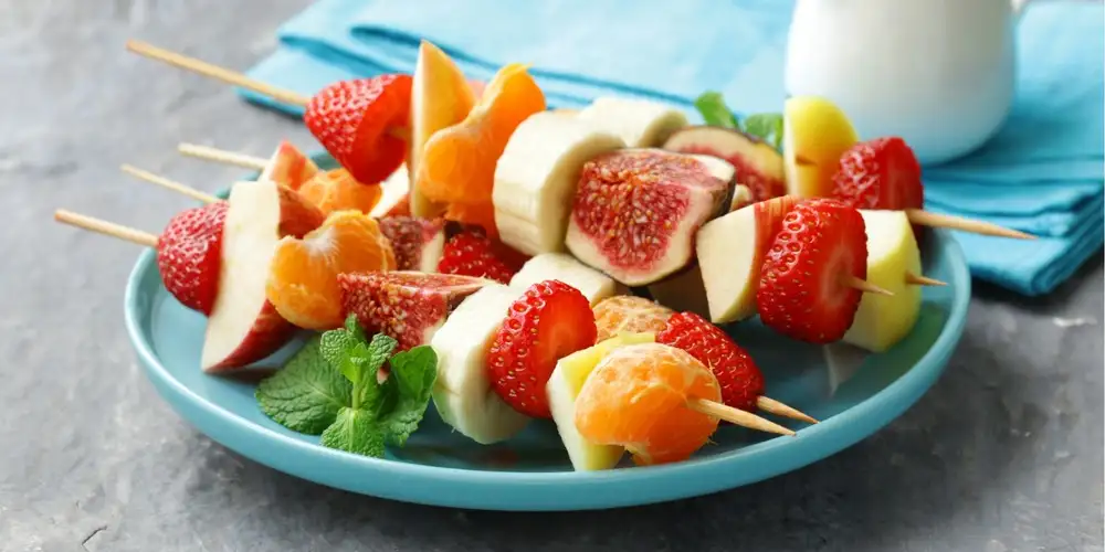 Colorful fruit skewers with strawberry sauce - recipe | FoodPal