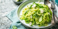 Zucchini-Artischocken-Bowl mit Feta