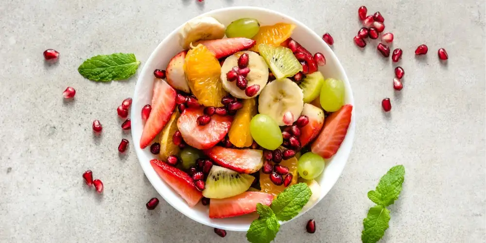 Mixed fruit salad with almond topping - recipe | FoodPal