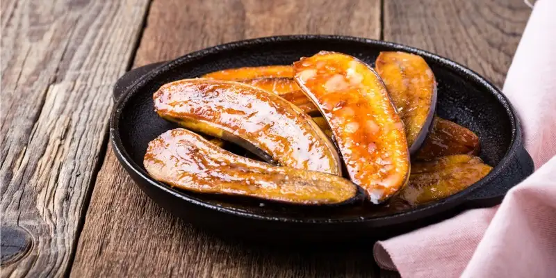Plátano frito en una capa de jarabe de agave con sésamo - receta | FoodPal