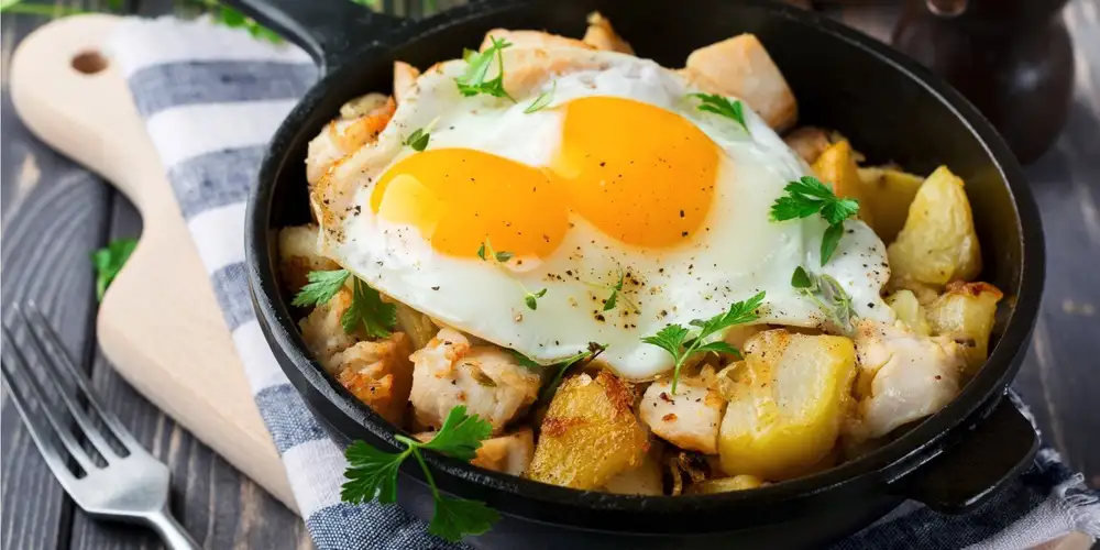 Hearty fried potatoes with fried egg - recipe | FoodPal