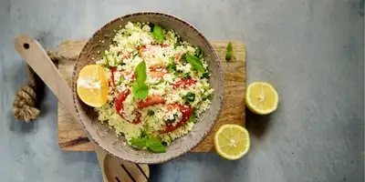 Salada de couscous colorida