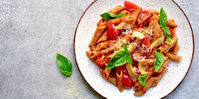 Penne à la sauce tomate et aux champignons