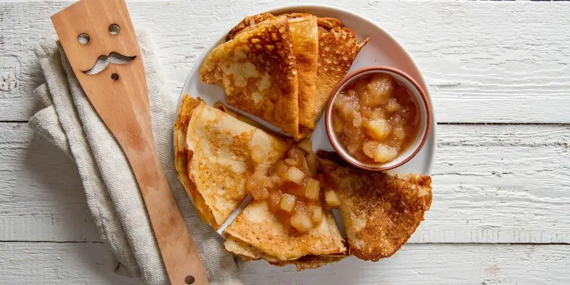 Vollkorn Pfannkuchen mit Zimt-Bratapfelfüllung