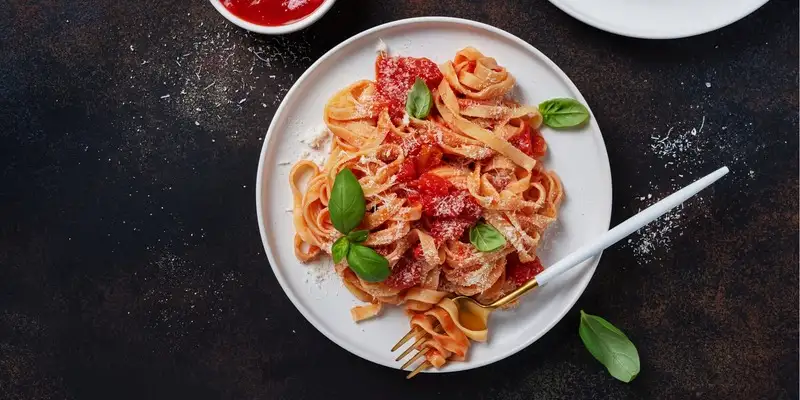 Soybean noodles with spicy paprika cream sauce