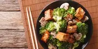 Asiatisches Tofu mit Mungobohnensprossen