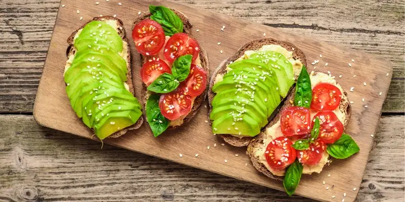 Pain à l'avocat avec houmous et dessert