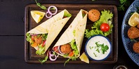 Avocado-Falafel Wrap mit Hummus