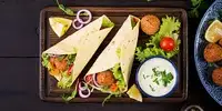 Avocado-Falafel Wrap mit Hummus