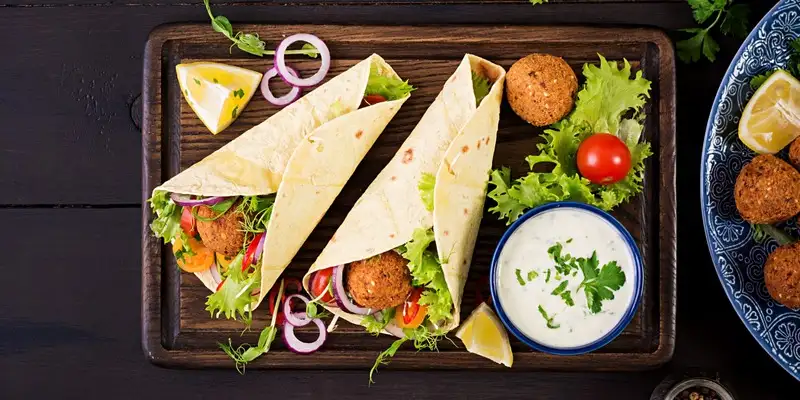 Wrap di falafel all'avocado con hummus