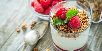 Papas de amêndoa com framboesas frescas