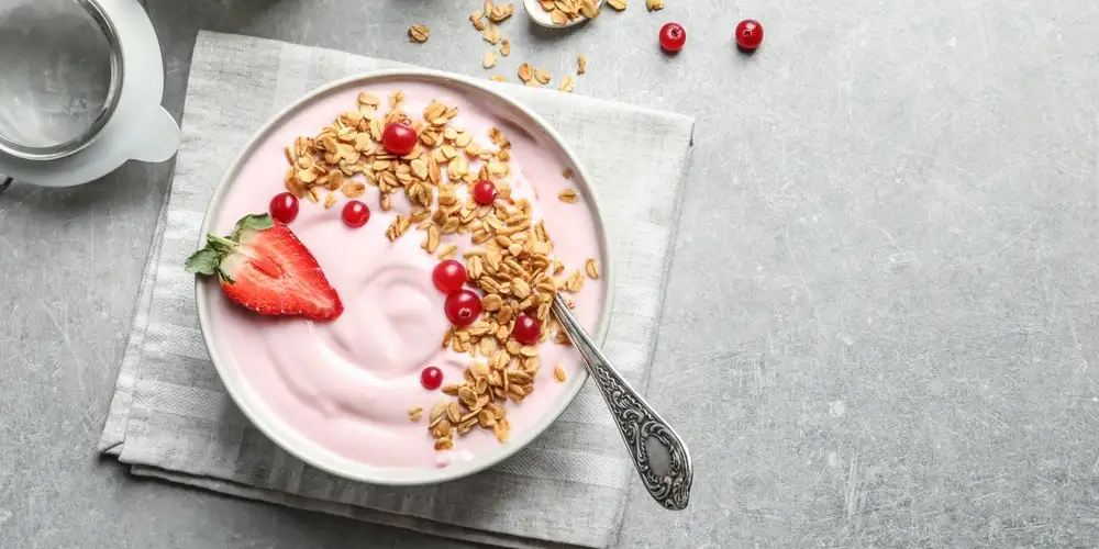 Yogurt crunch with strawberries - recipe | FoodPal
