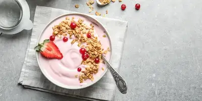 Yogurt crunch with strawberries