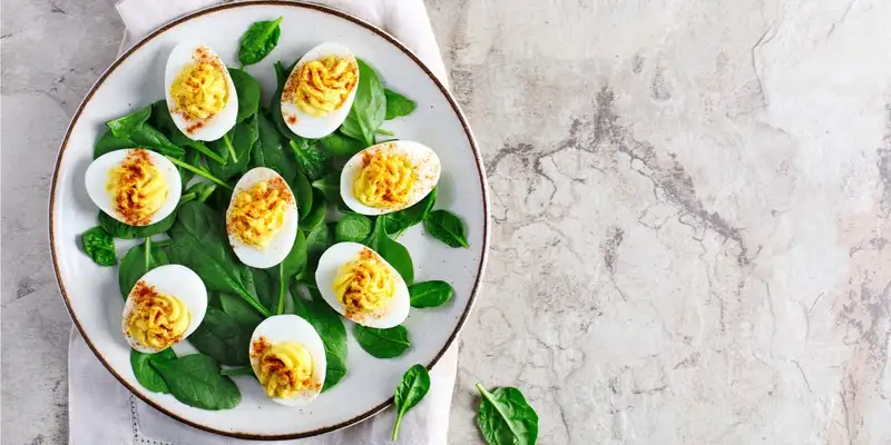 Huevos duros de desayuno con cobertura de creme fraiche - receta | FoodPal