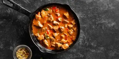 Padella al curry di cocco con patate dolci e petto di tacchino