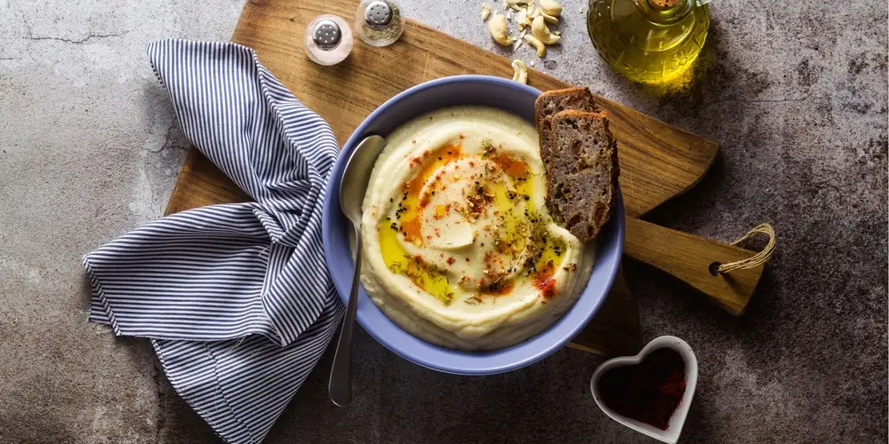 Cauliflower puree with veggie mince - recipe | FoodPal
