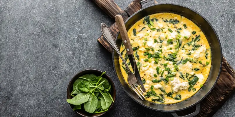 Cubetti di pancetta croccante su omelette di mozzarella