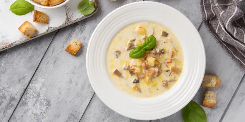 Zuppa di formaggio con erbe fresche