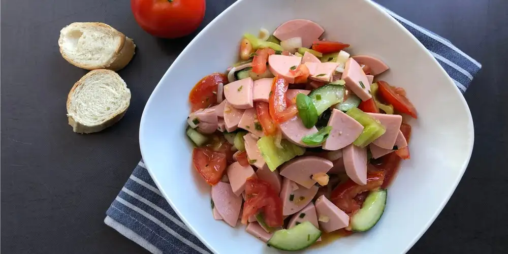 Sausage salad with cheese and vegetables - recipe | FoodPal