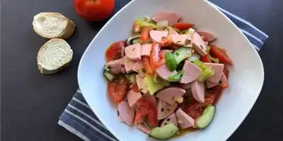 Salada de salsicha com queijo e legumes