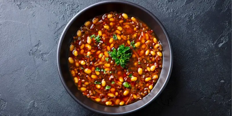 Guisado de feijão com salsichas vegetarianas