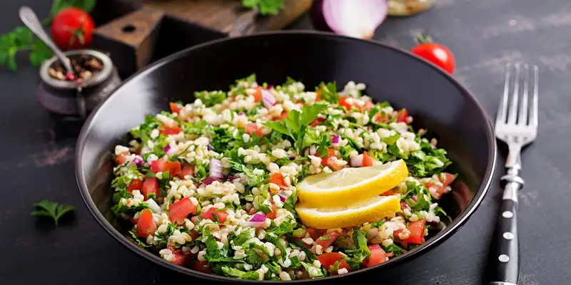 Tegame di bulgur al peperoncino e verdure