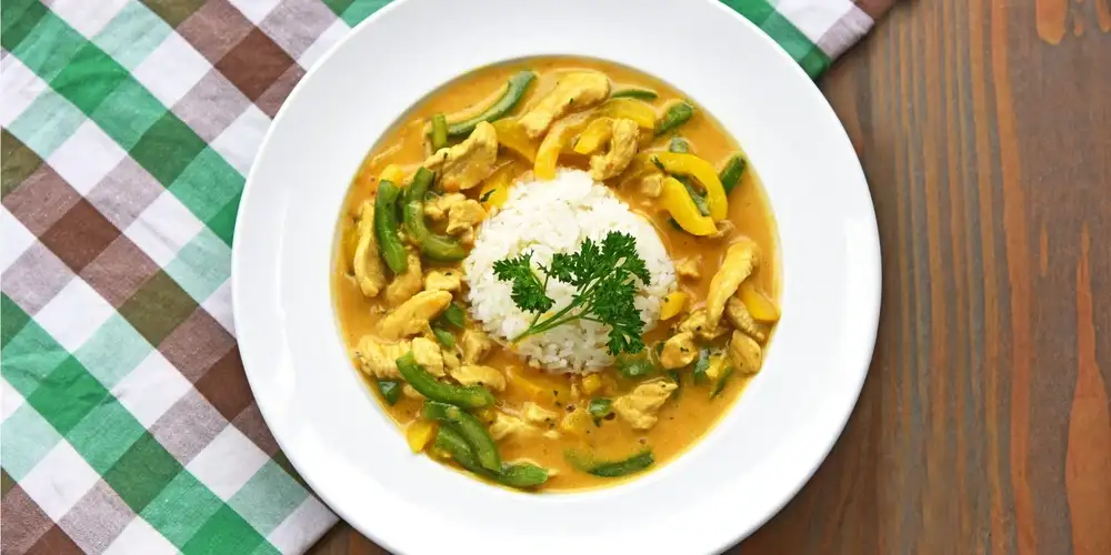 Coconut curry pan with rice and turkey breast - recipe | FoodPal