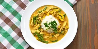 Padella al curry di cocco con riso e petto di tacchino