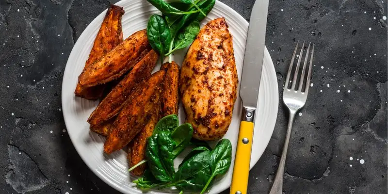 Petto di tacchino con patate dolci e insalata
