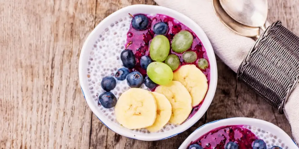 Chia pudding with avocado mousse and berries - recipe | FoodPal