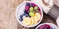 Chia-Pudding mit Avocadomus und Beeren