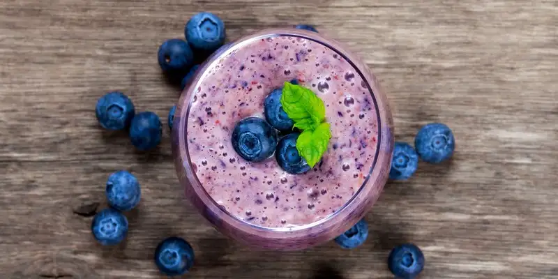 Blueberry shake with cinnamon