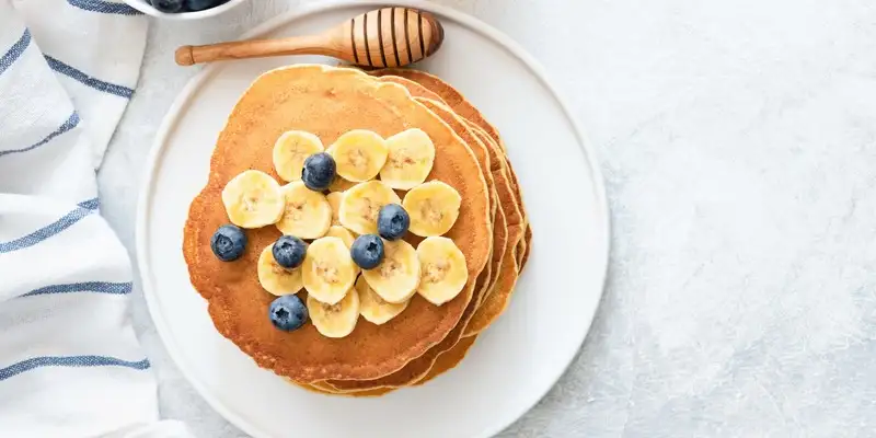 Panquecas de aveia e banana com creme de mirtilo