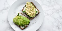 Avocadobrot mit Hüttenkäse und Nachtisch