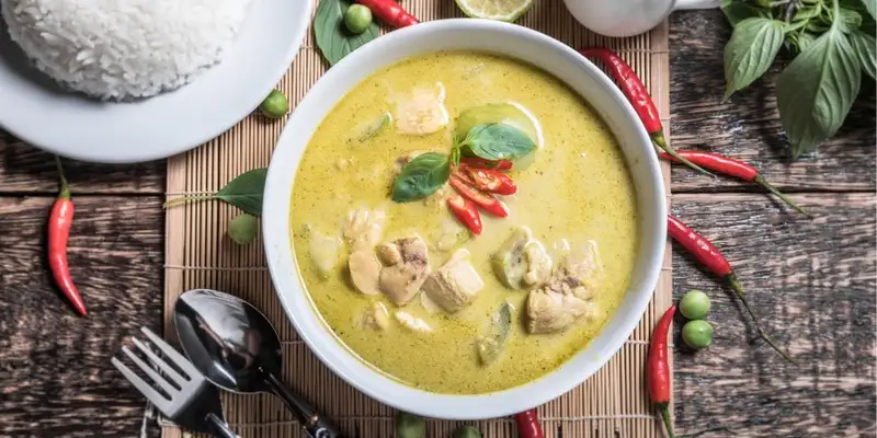 Zuppa di cavolfiore al curry con straccetti di pollo