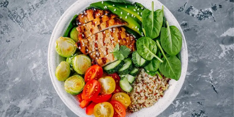 Insalata di pollo e quinoa