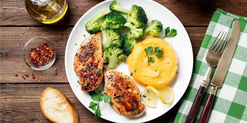 Pollo con purè di patate dolci e spinaci