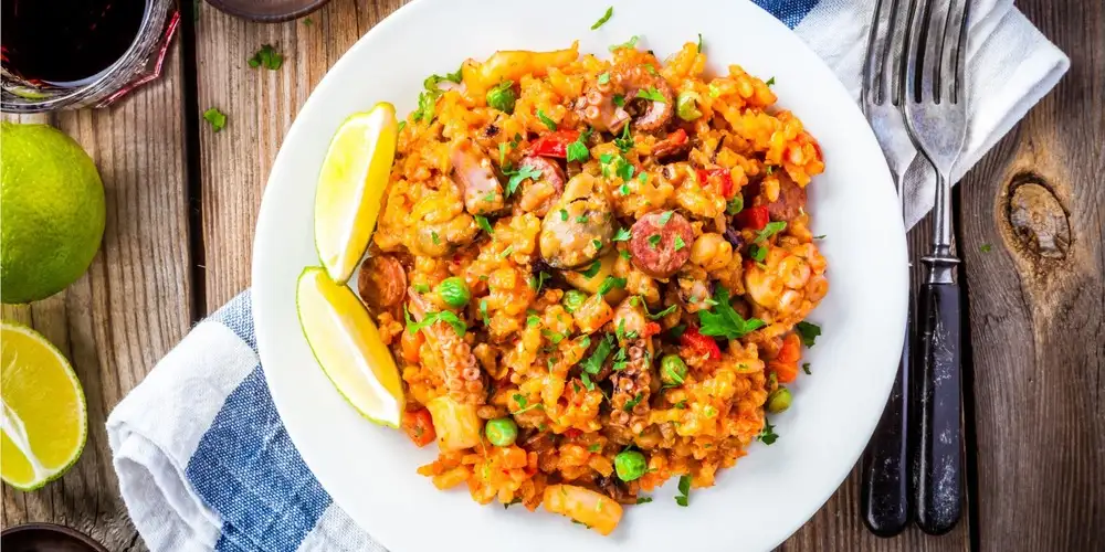 Paella with chicken and shrimp - recipe | FoodPal