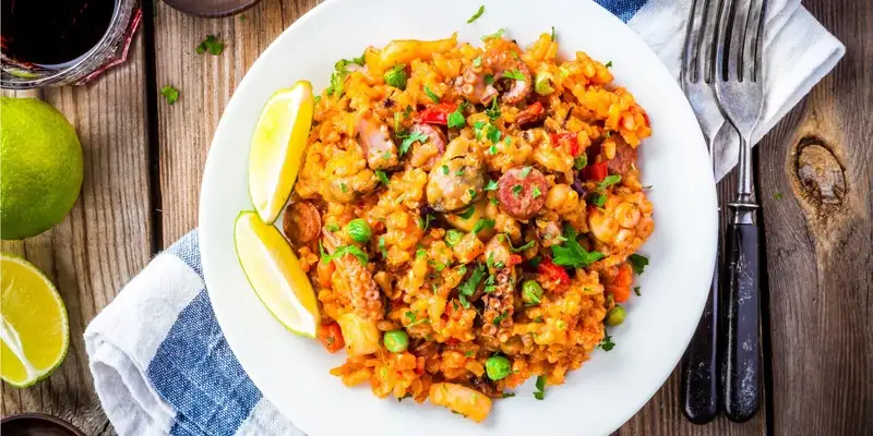 Paella con pollo e gamberi